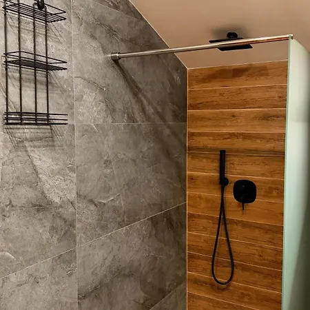 Deluxe 707 بوروفتس